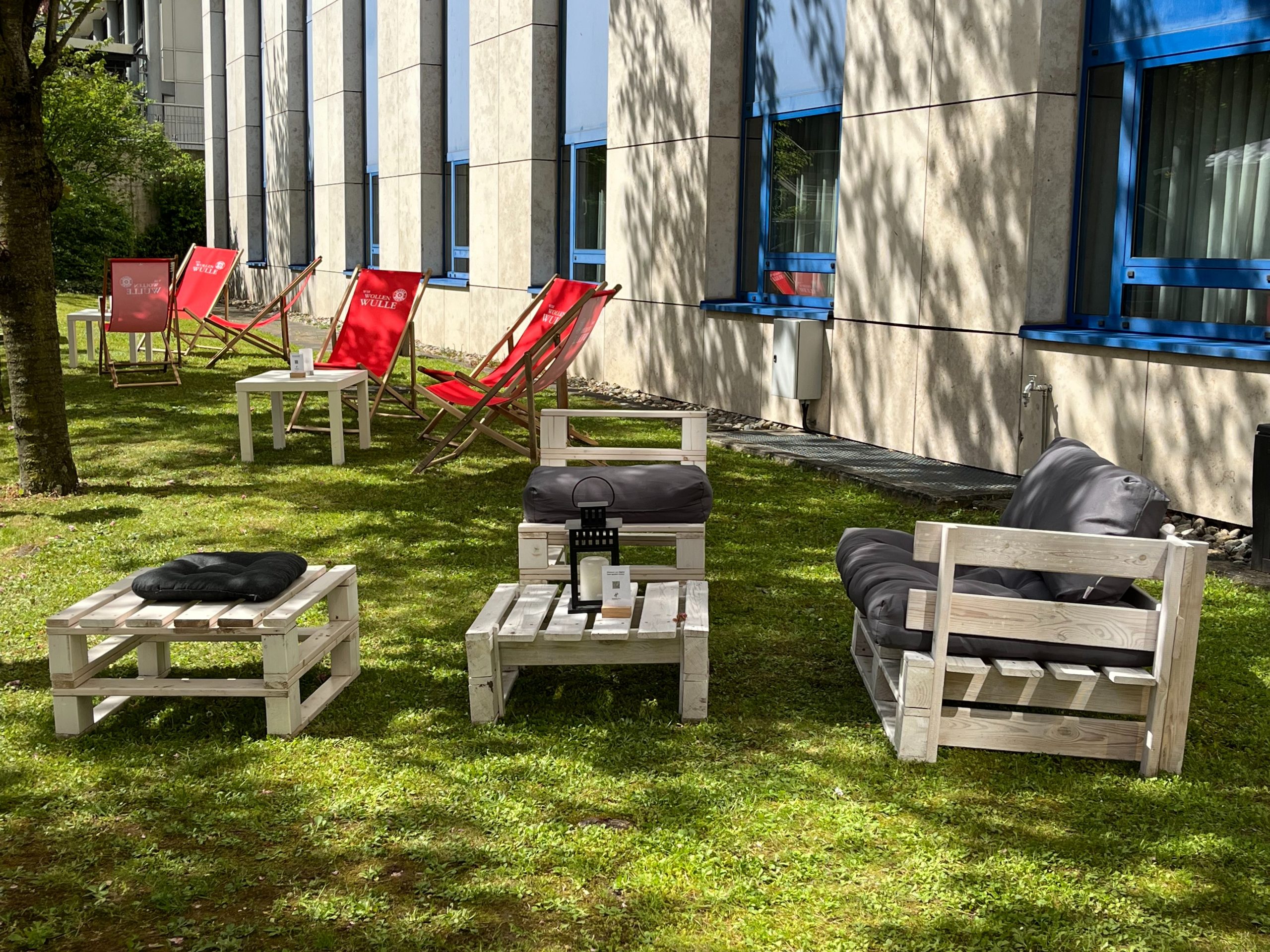 Sommergarten mit Stühle